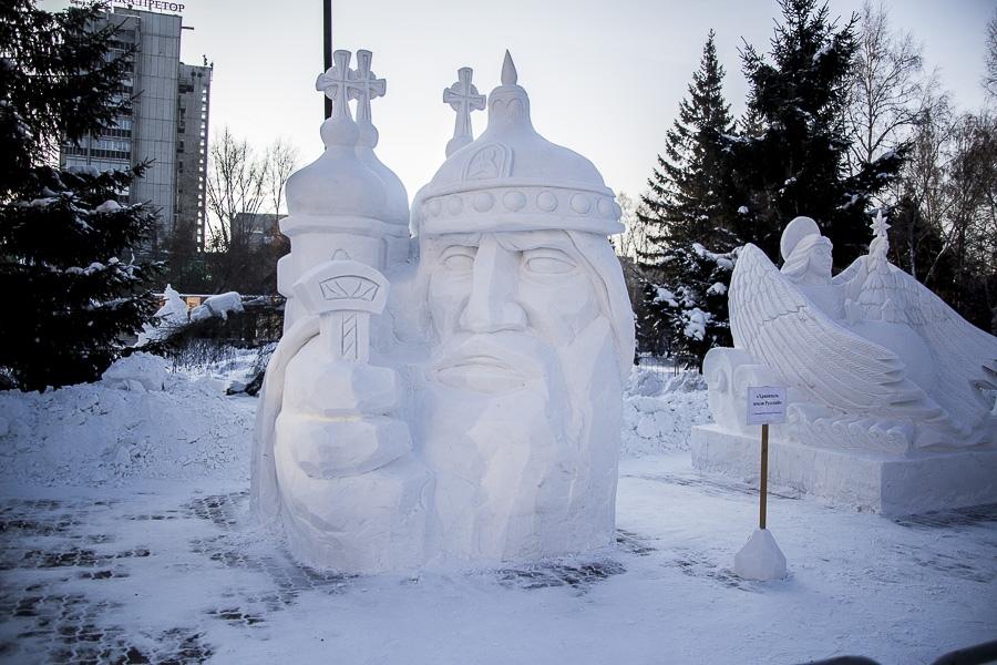 Фото Белые великаны: в Новосибирске назвали победителя фестиваля снежных скульптур 7
